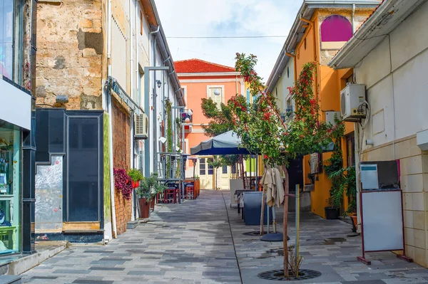 パフォスの観光地 通りのレストランやお土産店 キプロス — ストック写真