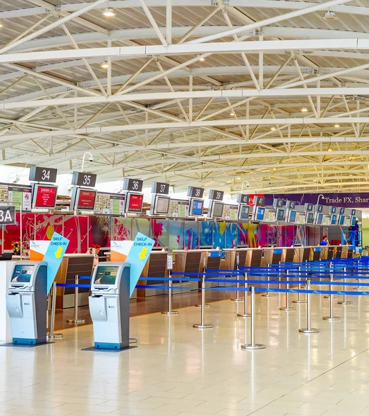 Larnaca Cyprus Luty 2019 Biurka Czekińskie Automaty Terminalu Międzynarodowego Lotniska — Zdjęcie stockowe