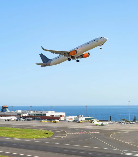 Avión Despegando Pista Aeropuerto Internacional Madeira Edificio Terminal Paisaje Marino —  Fotos de Stock