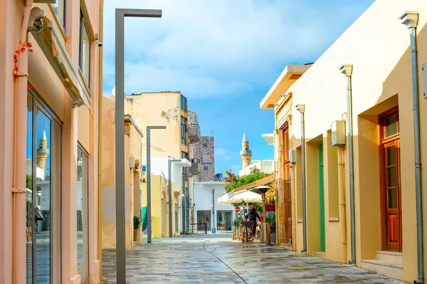 Centrální Turistická Ulice Restauracemi Obchody Mešita Pozadí Paphos Kypr — Stock fotografie