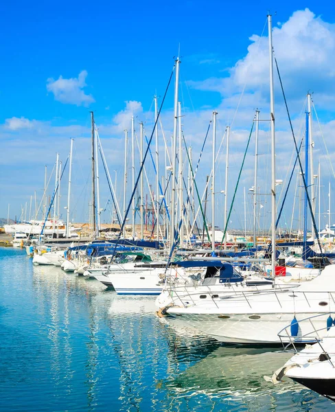 Yachts Blancs Bateaux Moteur Dans Marina Réflexion Sur Eau Larnaca — Photo