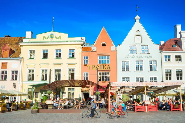 Tallinn Estônia Julho 2019 Pessoas Famosa Praça Câmara Municipal Tallinn — Fotografia de Stock