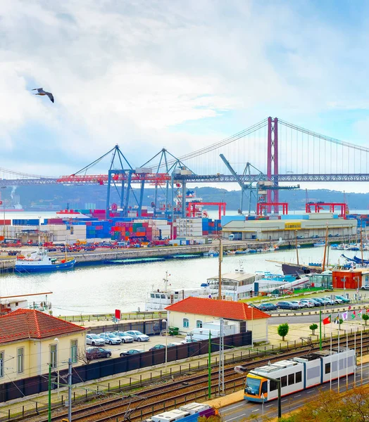 Måsar Över Lissabons Kommersiella Hamn Fartygscontainrar Och Fraktkranar Skyline Med — Stockfoto