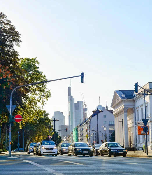 Modern Mimariye Yeşil Ağaçlara Arabalara Sahip Şehir Manzarası Frankfurt Şehir — Stok fotoğraf