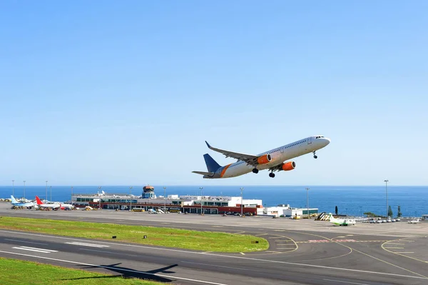 Vliegtuig Opstijgen Startbaan Van International Funchal Airport Terminal Building Oceaan — Stockfoto