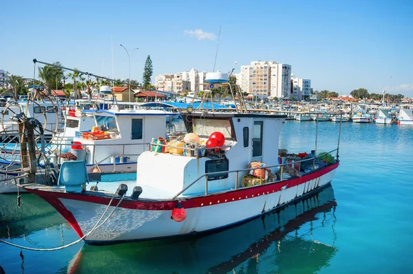 漁船とマリーナ 背景にラルナカスカイライン キプロス — ストック写真