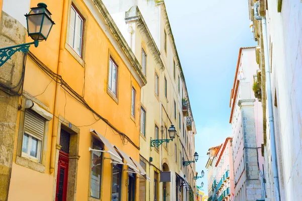 リスボンの旧市街典型的な通り ポルトガル — ストック写真
