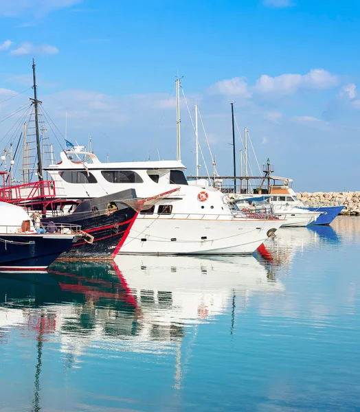 Marina Met Jachten Motorboten Fel Zonlicht Larnaca Cyprus — Stockfoto