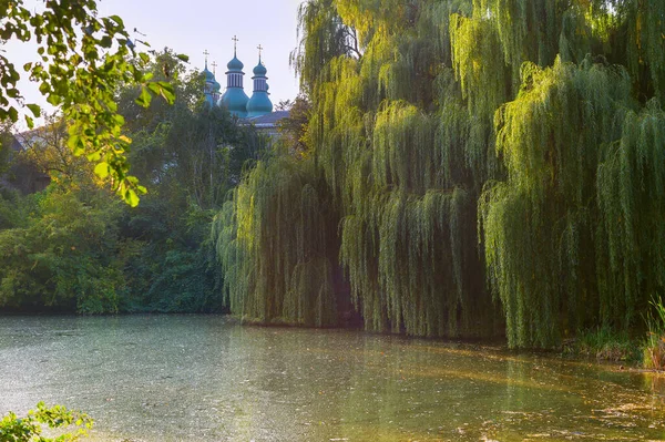 Svyato Troyitskiy Kytayivskiy Monastyr 著名旅游胜地美丽的池塘和树木 乌克兰基辅 — 图库照片