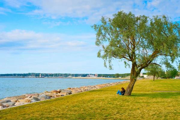 Woman Read Book Tree Park Sea Tallinn Estonia — Stock Photo, Image