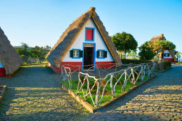 葡萄牙马德拉岛桑塔纳的传统著名农村住房 — 图库照片