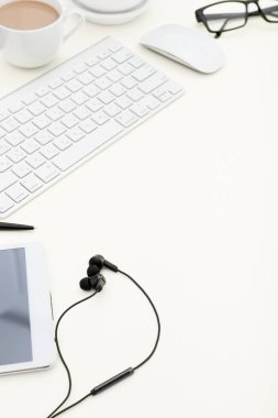 İş çalışma alanı ile beyaz arka plan üstünde laptop