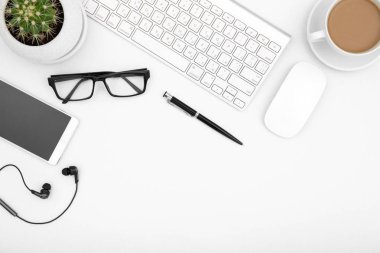 İş çalışma alanı ile beyaz arka plan üstünde laptop