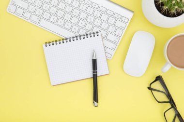 İş çalışma alanı ile sarı arka plan üstünde laptop