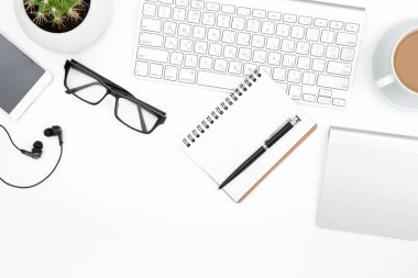 İş çalışma alanı ile beyaz arka plan üstünde laptop