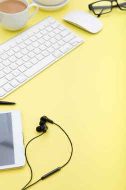 İş çalışma alanı ile sarı arka plan üstünde laptop