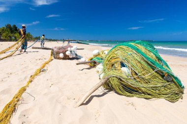 Kosgoda, Sri Lanka - 23 Şubat 2017: balık ağı Hint Okyanusu'nun çekerek yerel balıkçılar