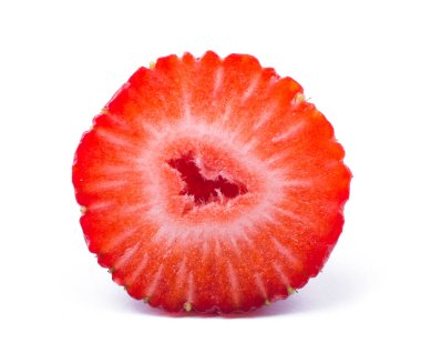 Çileğin yarısı beyaz arkaplanda izole edilmiş