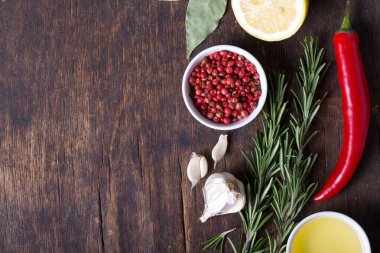 Ahşap masa üzerinde otlar ve baharatlar seçimi üstten görünüm