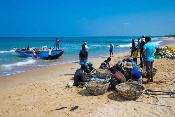 Kosgoda Sri Lanka Março 2017 Pescadores Locais Que Puxam Rede — Fotografia de Stock