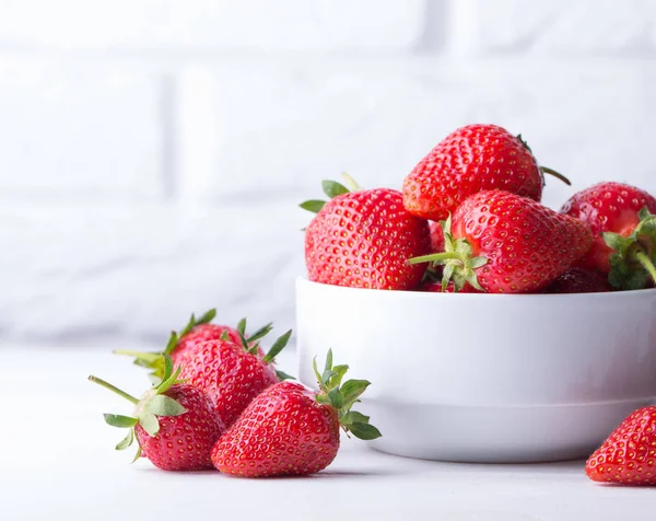 Haufen Frischer Erdbeeren Keramikschale Auf Weißem Hintergrund — Stockfoto