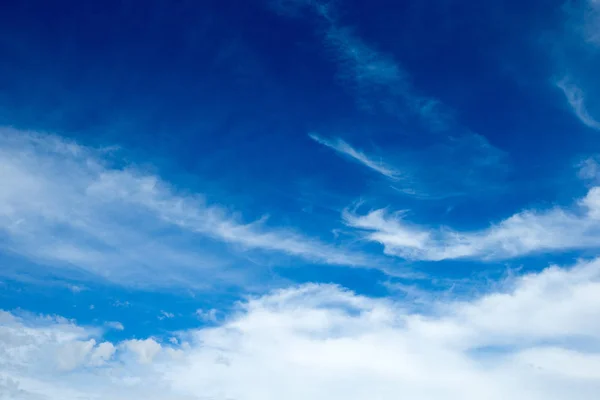 Vista Del Cielo Azul Con Diminutas Nubes Blancas —  Fotos de Stock