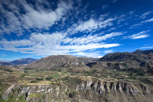 秘鲁蓝天下的山水景观 — 图库照片