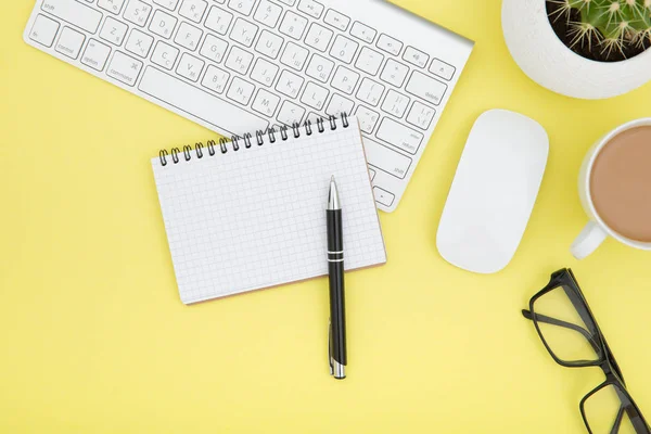 Lavoro Affari Con Computer Portatile Sfondo Giallo — Foto Stock