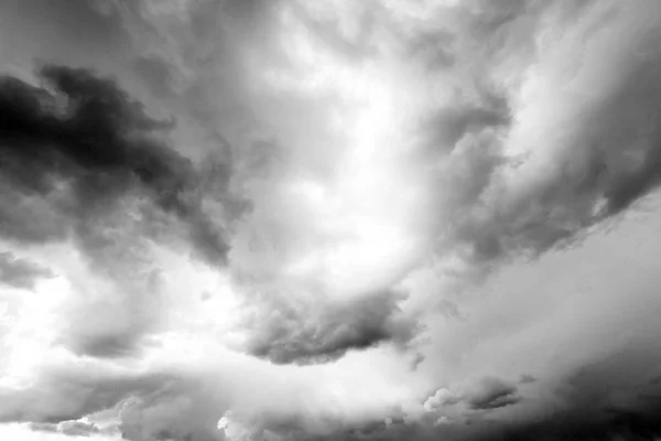 Απολαυστικό Σκοτεινά Σύννεφα Καταιγίδας Στη Μονόχρωμη — Φωτογραφία Αρχείου
