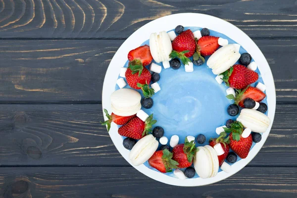 Ovanifrån Söta Cake Med Jordgubbar Plattan Grå Trä Bakgrund — Stockfoto