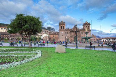 Cusco Peru-Kasım 9: Katedrali, Santo Domingo 9 Kasım 2015 tarihinde Cusco Peru binada neredeyse yüz yıl inşaat sonra 1654 tamamlandı.
