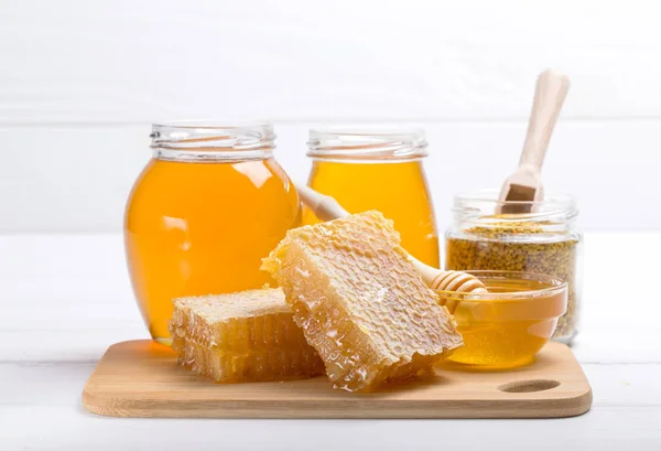 Honig Mit Hölzernem Honigdipper Auf Holztisch — Stockfoto
