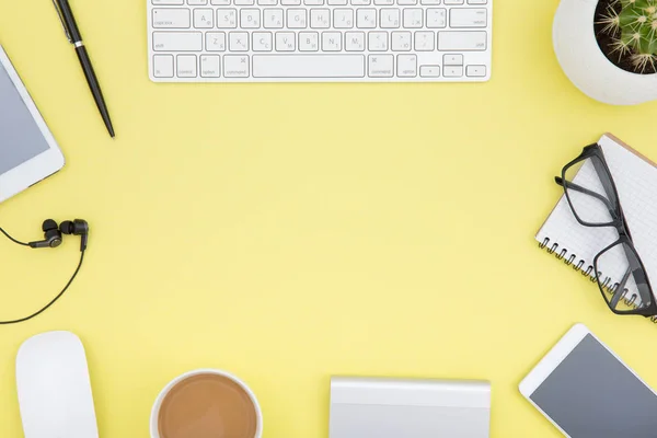 Arbeitsbereich Mit Tablet Tastatur Kaffeetasse Und Brille Kopiert Platz Auf — Stockfoto