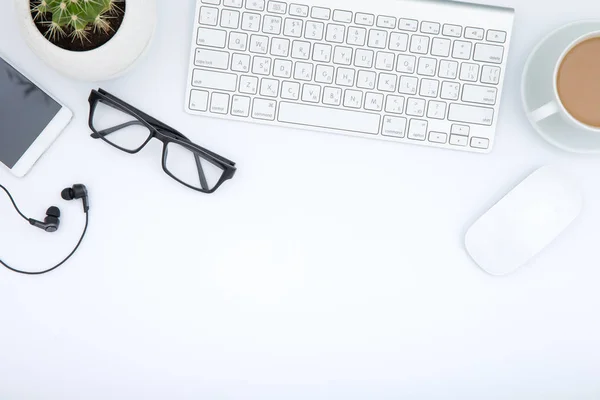 Arbeitsbereich Mit Tastatur Weißer Schreibtisch Mit Laptop Tasse Kaffee Und — Stockfoto