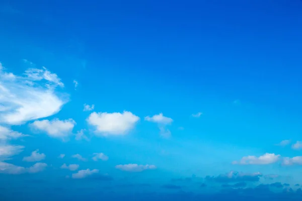 Niebieskie Niebo Tło Malutkimi Chmurami — Zdjęcie stockowe
