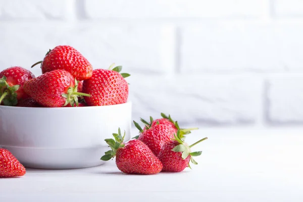 Haufen Frischer Erdbeeren Keramikschale Auf Rustikalem Weißem Holzhintergrund — Stockfoto