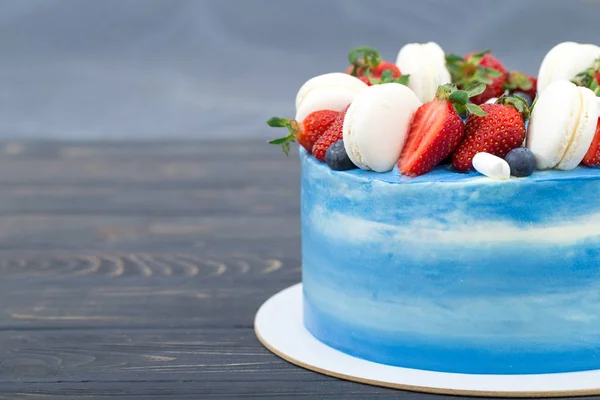 Zoete Cake Met Aardbeien Bord Grijze Houten Ondergrond — Stockfoto