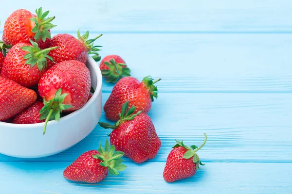 Haufen Frischer Erdbeeren Keramikschale Auf Rustikalem Weißem Holzhintergrund — Stockfoto
