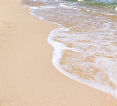 kumlu plaj zemin üzerine mavi okyanus dalgaları