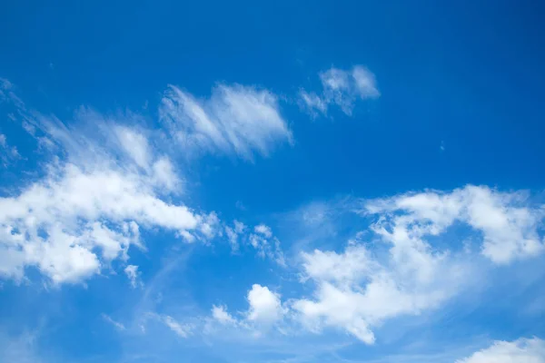 Ярко Голубое Небо Белыми Облаками — стоковое фото