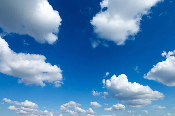 Heldere Blauwe Lucht Met Witte Wolken — Stockfoto