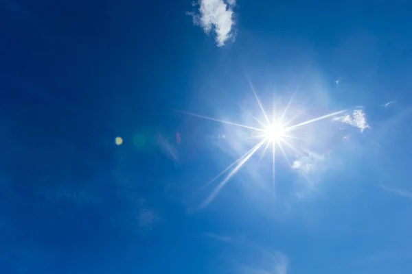 雲と太陽の美しい青空 — ストック写真