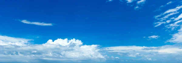 Céu Azul Com Nuvens Minúsculas Fundo — Fotografia de Stock