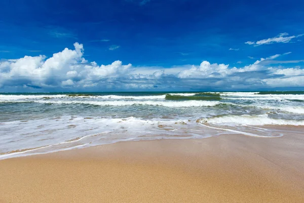 Vackra Havet Och Sandstranden Bakgrund Med Kopia Utrymme — Stockfoto