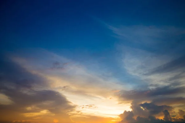 太陽の光で日没 雲と太陽と空 — ストック写真