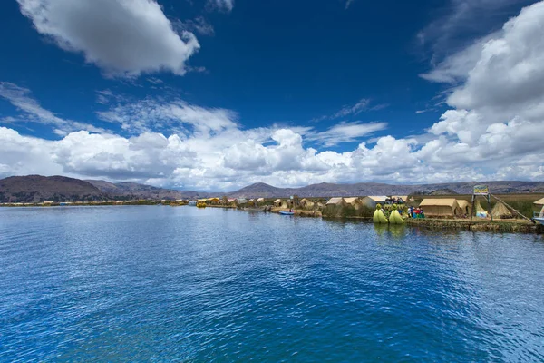 Puno, Peru yakınlarındaki Titicaca gölündeki Totora teknesi.