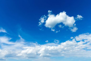 Beyaz bulutlu mavi gökyüzü.