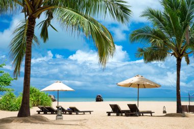 Güzel bir plaj. Yaz tatil ve tatil kavramı arka plan. Turizm ve seyahat 