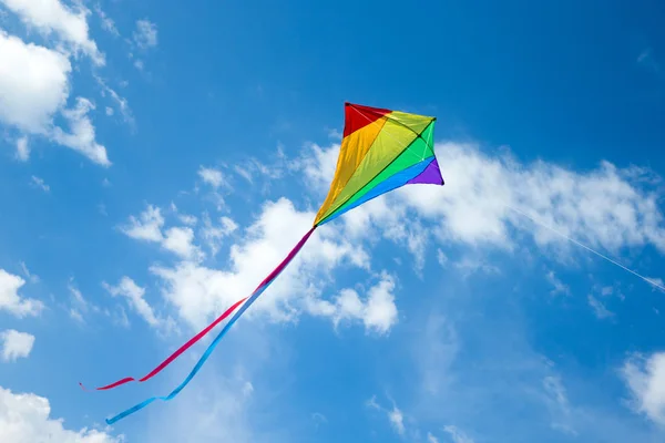 Kite Voando Céu Entre Nuvens — Fotografia de Stock