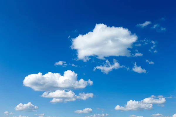 雲を背景に青い空 — ストック写真